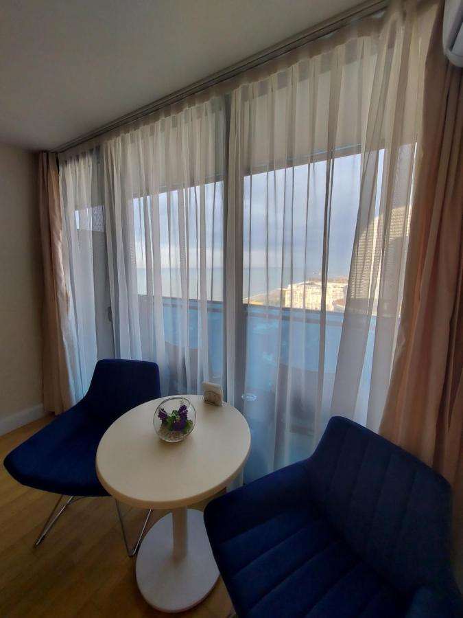 Appartement Номера На Высоких Этажах 24,31 à Batoumi Extérieur photo
